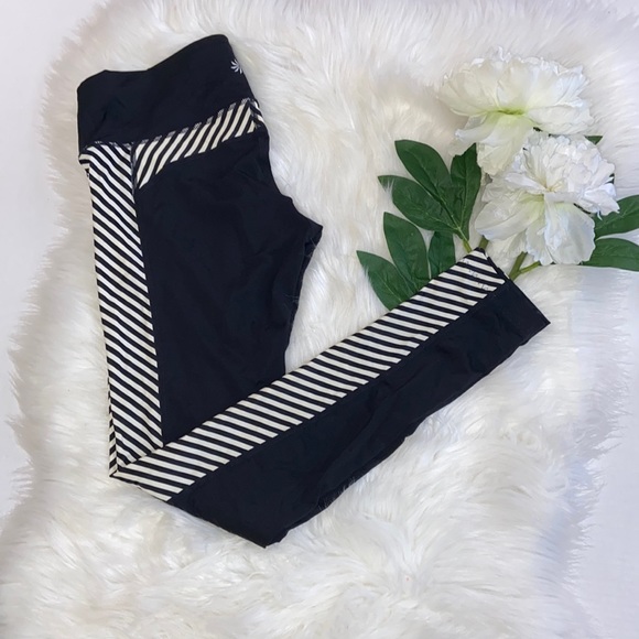 Athleta Black & White Sides Diagonal Striped Leggings Size Small - Picture 2 of 15
